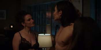 Movie still from “I Want You Back” (2022), directed by Jason Orley – A man and a woman standing next to each other in front of a lamp; Medium shot, Over the shoulder angle