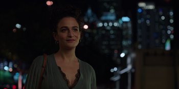 Movie still from “I Want You Back” (2022), directed by Jason Orley – A woman standing in front of a building at night; Close Up shot, Over the shoulder angle