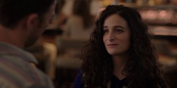 Movie still from “I Want You Back” (2022), directed by Jason Orley – A person with curly hair; Close Up shot, Over the shoulder angle