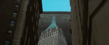 Movie still from “Independence Day” (1996), directed by Roland Emmerich – A view of a skyscraper from the ground up; Extreme Wide shot, Low angle