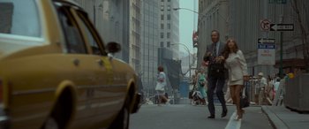 Movie still from “Independence Day” (1996), directed by Roland Emmerich – A man in a suit is walking down the street; Wide shot, Over the shoulder angle