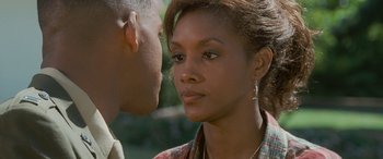 Movie still from “Independence Day” (1996), directed by Roland Emmerich – A man and a woman face to face in front of trees; Close Up shot, Over the shoulder angle