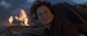 Movie still from “Independence Day” (1996), directed by Roland Emmerich – A person smiling for the camera; Close Up shot, Over the shoulder angle