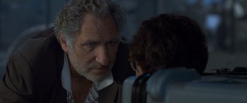 Movie still from “Independence Day” (1996), directed by Roland Emmerich – An older man and a young woman looking at each other; Close Up shot, Over the shoulder angle