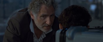 Movie still from “Independence Day” (1996), directed by Roland Emmerich – An older man is looking at a young man; Close Up shot, Over the shoulder angle