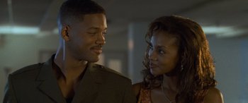 Movie still from “Independence Day” (1996), directed by Roland Emmerich – A man and a woman standing next to each other; Close Up shot, Over the shoulder angle