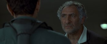 Movie still from “Independence Day” (1996), directed by Roland Emmerich – A man stares at the camera in front of a mirror; Close Up shot, Over the shoulder angle