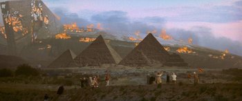 Movie still from “Independence Day” (1996), directed by Roland Emmerich – A group of people standing in front of a group of pyramids; Extreme Wide shot, High angle