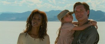Movie still from “Independence Day” (1996), directed by Roland Emmerich – A group of people standing next to each other on a beach; Medium shot, Over the shoulder angle
