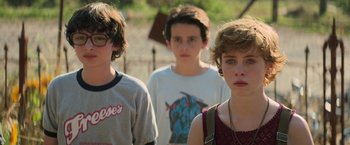 Movie still from “It” (2017), directed by Andy Muschietti – A group of young people standing next to each other; Close Up shot, Over the shoulder angle