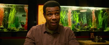 Movie still from “It Chapter Two” (2019), directed by Andy Muschietti – A person sitting in front of a painting; Close Up shot, Over the shoulder angle