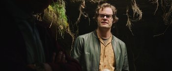 Movie still from “It Chapter Two” (2019), directed by Andy Muschietti – A man in a yellow shirt and a green jacket; Close Up shot, Over the shoulder angle