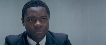 Movie still from “Jack Reacher” (2012), directed by Christopher McQuarrie – A person wearing a suit and tie; Close Up shot, Over the shoulder angle