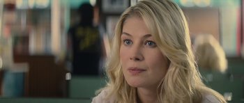 Movie still from “Jack Reacher” (2012), directed by Christopher McQuarrie – A person with blonde hair and blue eyes; Close Up shot, Over the shoulder angle