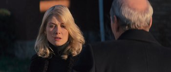 Movie still from “Jack Reacher” (2012), directed by Christopher McQuarrie – A woman with blonde hair is talking to a man; Close Up shot, Over the shoulder angle