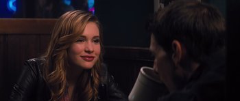 Movie still from “Jack Reacher” (2012), directed by Christopher McQuarrie – A woman sitting in front of a man holding a cup; Close Up shot, Over the shoulder angle