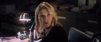 Movie still from “Jack Reacher” (2012), directed by Christopher McQuarrie – A person sitting at a desk; Close Up shot, Over the shoulder angle