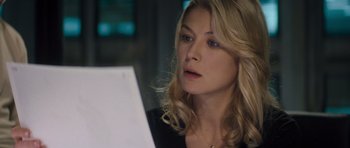 Movie still from “Jack Reacher” (2012), directed by Christopher McQuarrie – A person sitting in front of a computer; Close Up shot, Over the shoulder angle