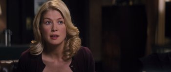 Movie still from “Jack Reacher” (2012), directed by Christopher McQuarrie – A woman with blonde hair sitting in front of a mirror; Close Up shot, Over the shoulder angle