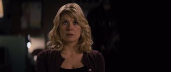 Movie still from “Jack Reacher” (2012), directed by Christopher McQuarrie – A woman with blonde curly hair stares into the camera; Close Up shot, Over the shoulder angle