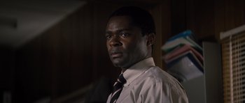 Movie still from “Jack Reacher” (2012), directed by Christopher McQuarrie – A man wearing a white dress shirt and a tie; Close Up shot, Over the shoulder angle