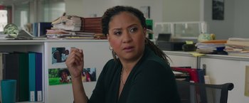 Movie still from “Jerry and Marge Go Large” (2022), directed by David Frankel – A woman sitting at a desk in front of a laptop; Close Up shot, Over the shoulder angle