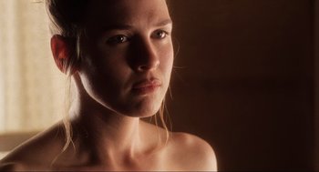 Movie still from “Jerry Maguire” (1996), directed by Cameron Crowe – A young woman is looking into the camera; Close Up shot, Over the shoulder angle
