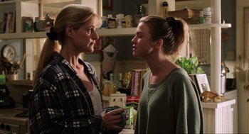 Movie still from “Jerry Maguire” (1996), directed by Cameron Crowe – Two women are standing in a kitchen talking to each other; Medium shot, Over the shoulder angle