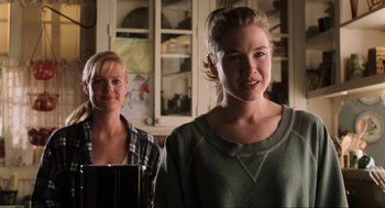 Movie still from “Jerry Maguire” (1996), directed by Cameron Crowe – Two young women standing next to each other in a kitchen; Medium shot, Over the shoulder angle