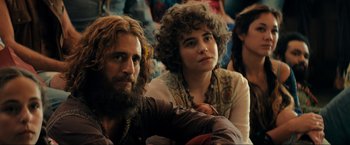 Movie still from “Jesus Revolution” (2023), directed by Brent McCorkle – A man and a woman sitting next to each other; Close Up shot, Over the shoulder angle