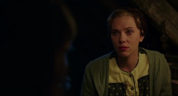 Movie still from “Jojo Rabbit” (2019), directed by Taika Waititi – A woman in a yellow shirt is looking at the camera; Close Up shot, Over the shoulder angle