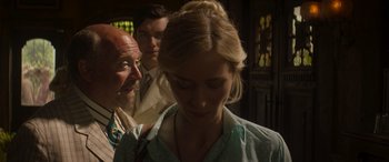 Movie still from “Jungle Cruise” (2021), directed by Jaume Collet-Serra – A woman in a green shirt is standing next to two men; Close Up shot, Over the shoulder angle
