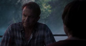 Movie still from “Jurassic Park III” (2001), directed by Joe Johnston – A man sitting in front of another man in front of a window; Close Up shot, Over the shoulder angle