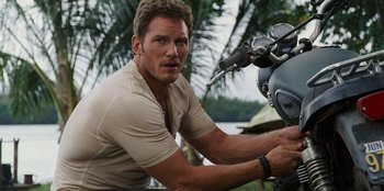 Movie still from “Jurassic World” (2015), directed by Colin Trevorrow – A person riding a motorcycle; Medium shot, Over the shoulder angle