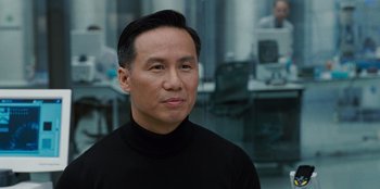 Movie still from “Jurassic World” (2015), directed by Colin Trevorrow – A person wearing a black shirt; Close Up shot, Over the shoulder angle