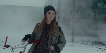 Movie still from “Jurassic World Dominion” (2022), directed by Colin Trevorrow – A young woman holding a pair of scissors in her hand; Medium shot, Low angle