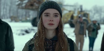 Movie still from “Jurassic World Dominion” (2022), directed by Colin Trevorrow – A woman with long hair wearing a hat; Close Up shot, Over the shoulder angle