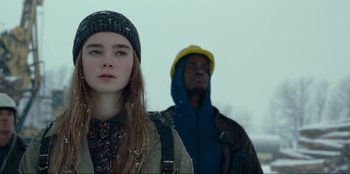 Movie still from “Jurassic World Dominion” (2022), directed by Colin Trevorrow – A woman and a man standing next to each other in the snow; Close Up shot, Over the shoulder angle