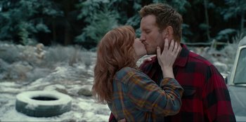 Movie still from “Jurassic World Dominion” (2022), directed by Colin Trevorrow – A man and a woman kissing each other in the snow; Medium shot, Over the shoulder angle