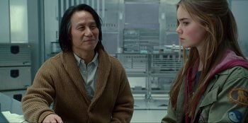 Movie still from “Jurassic World Dominion” (2022), directed by Colin Trevorrow – A man and a woman are talking in a room; Medium shot, Over the shoulder angle