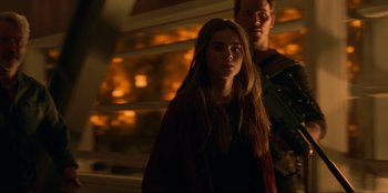 Movie still from “Jurassic World Dominion” (2022), directed by Colin Trevorrow – A man and a woman standing next to each other; Medium shot, Over the shoulder angle