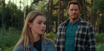 Movie still from “Jurassic World Dominion” (2022), directed by Colin Trevorrow – A man and a woman standing next to each other in the woods; Close Up shot, Over the shoulder angle