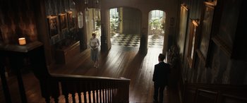 Movie still from “Jurassic World: Fallen Kingdom” (2018), directed by J.A. Bayona – A man and a woman are standing in a large room; Wide shot, Low angle