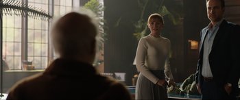 Movie still from “Jurassic World: Fallen Kingdom” (2018), directed by J.A. Bayona – A woman standing in front of a man in front of a building; Medium shot, Over the shoulder angle