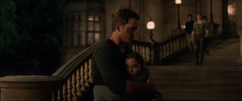 Movie still from “Jurassic World: Fallen Kingdom” (2018), directed by J.A. Bayona – A man and a little girl standing next to each other; Medium shot, Over the shoulder angle