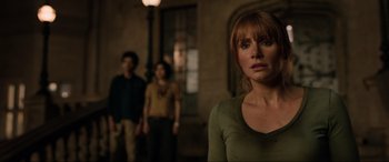 Movie still from “Jurassic World: Fallen Kingdom” (2018), directed by J.A. Bayona – A woman standing in front of two other people; Medium shot, Over the shoulder angle