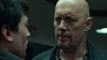 Movie still from “Justice League” (2017), directed by Zack Snyder – A man and a woman talking to each other; Close Up shot, Over the shoulder angle