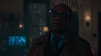 Movie still from “Justice League” (2017), directed by Zack Snyder – A man wearing a brown jacket and a tie; Close Up shot, Over the shoulder angle