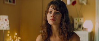 Movie still from “Kick-Ass” (2010), directed by Matthew Vaughn – A person with long brown hair; Close Up shot, Over the shoulder angle