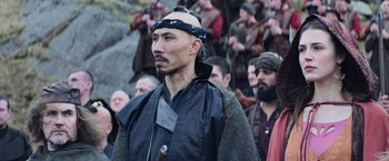 Movie still from “King Arthur: Legend of the Sword” (2017), directed by Guy Ritchie – A group of people in a crowd of people; Close Up shot, Over the shoulder angle